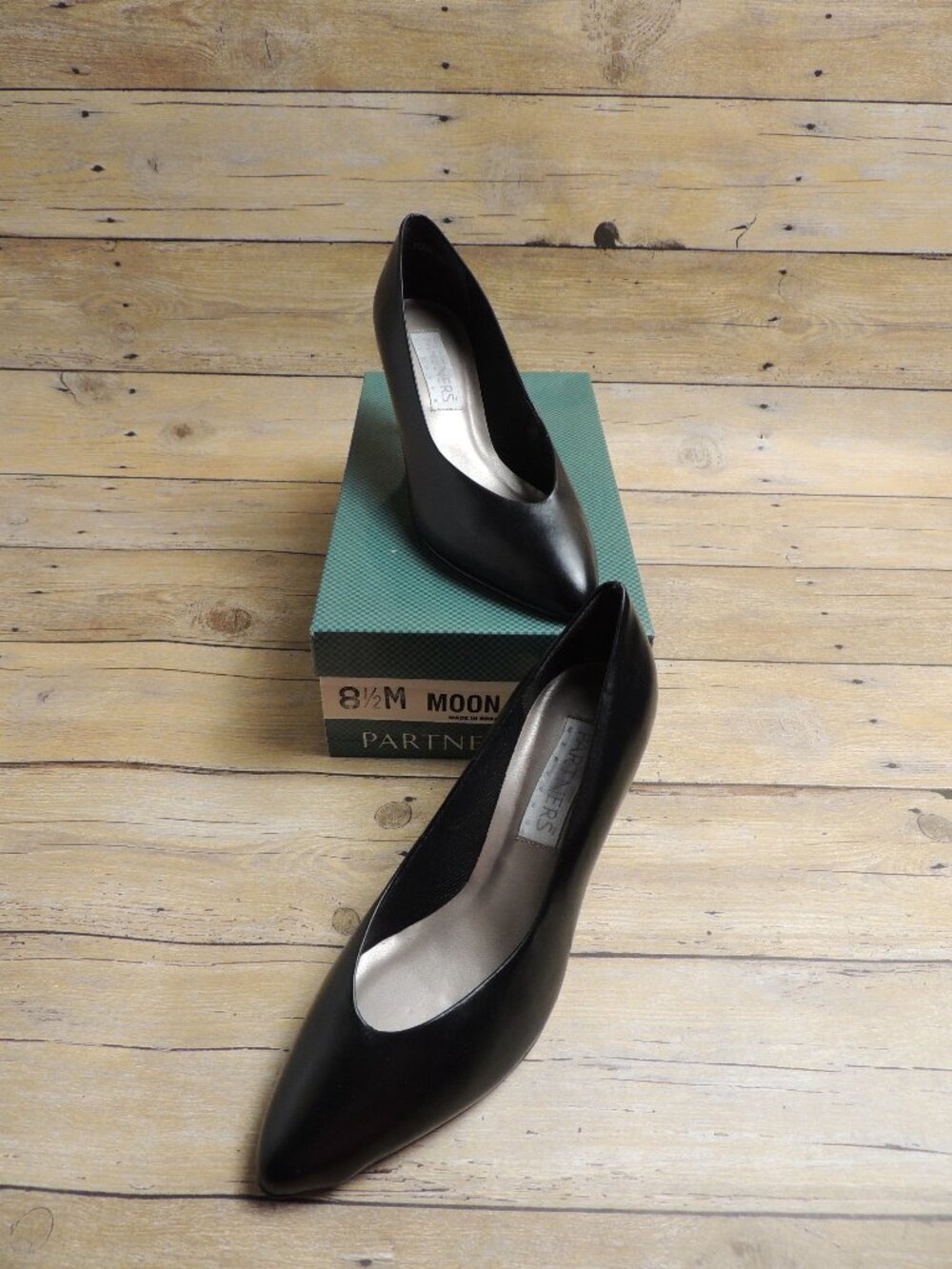 Vintage Partners Black Leather Pointed Almond Toe Pumps Heels Size 8.5 NIB